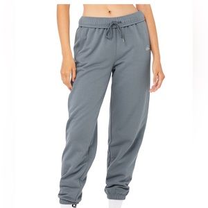 Alo Yoga Accolade Sweatpant in Steel Blue